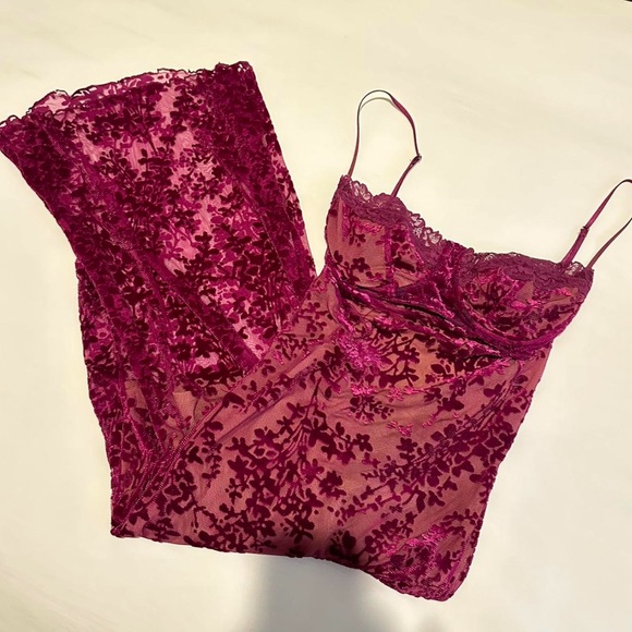 HOUSE OF CB - IONE - 
CRANBERRY DEVORE MIDI DRESS - Picture 4 of 4